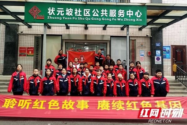 5球惨败,76岁霍奇森场边呆立望着来客场支持自己的球迷